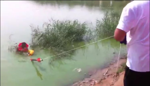 石家庄2名电力保护职员出错落水 逐浪水利任务职员发射抛投器救援