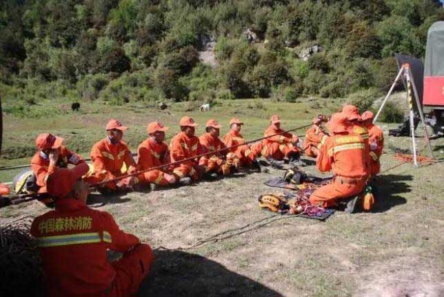 西藏林芝市丛林消防支队波密中队睁开山峰救济实战化练习